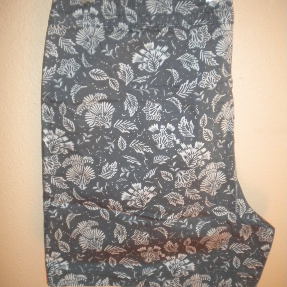Jachs Women's Size XL Blue Floral Printed Chino Shorts NWT - Picture 2 of 4